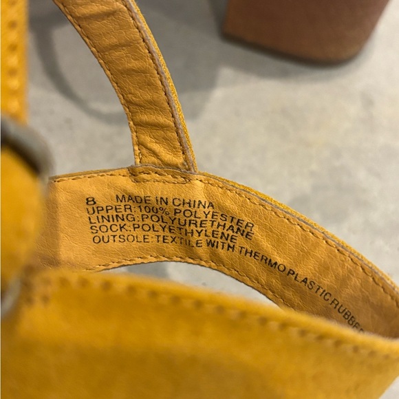 American eagle sandals mustard colored medium heel - Picture 4 of 6
